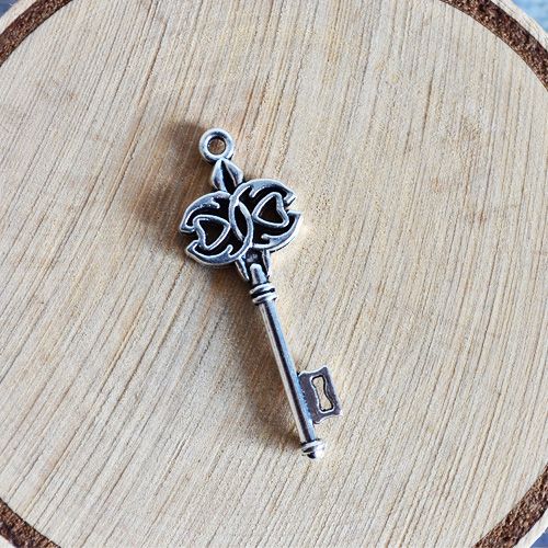 Подвеска металлическая "Ключ. Руны", цвет серебряный