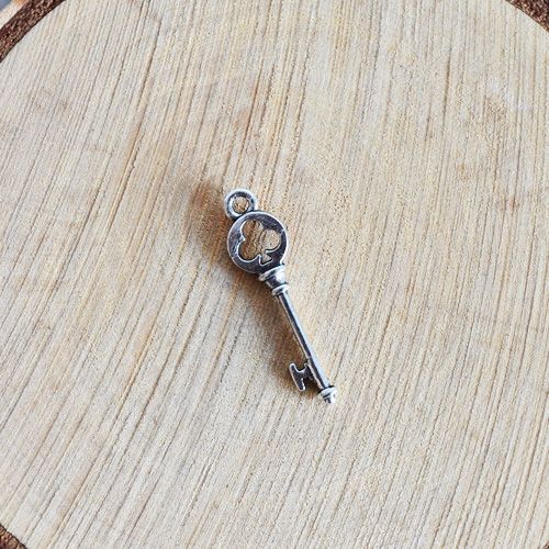Подвеска металлическая "Ключ. Трефы", цвет серебряный