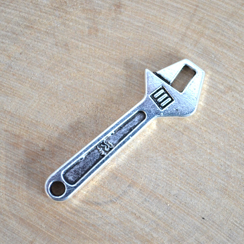 Подвеска металлическая "Разводной ключ", цвет серебряный